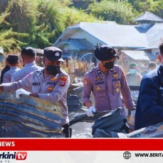 Polres Paniai, TNI dan Warga Bersatu Bersihkan Puing Kebakaran Pasar Kompas Lama