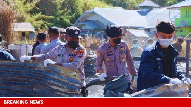Polres Paniai, TNI dan Warga Bersatu Bersihkan Puing Kebakaran Pasar Kompas Lama