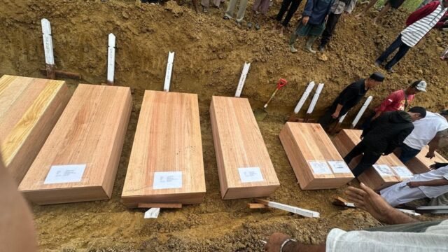 11 Korban Kebakaran Paniai Dimakamkan Kolektif di Nabire, Tangis Keluarga Pecah