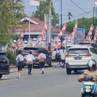 Makin Semrawut! Mobil Parkir di Bahu Jalan, Pelajar Terancam Keselamatannya